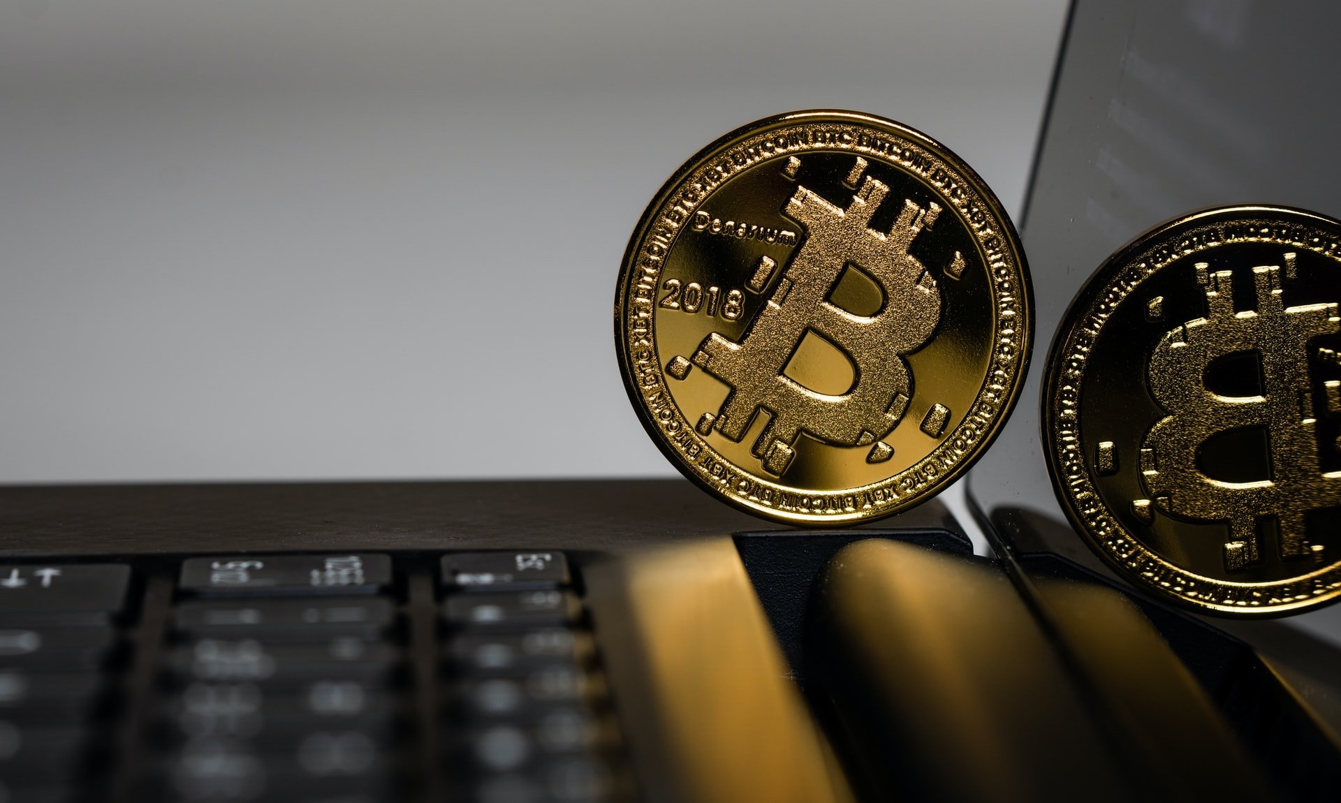 Bitcoinien käyttäminen rahapelaamiseen – hyödyt ja haitat